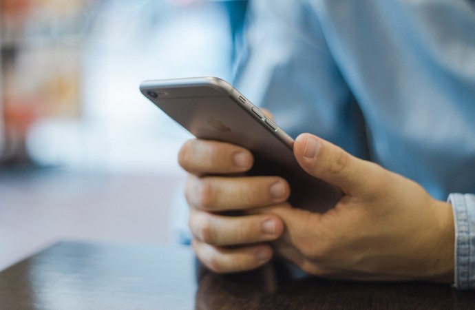 Zwei Hände halten ein Mobiltelefon