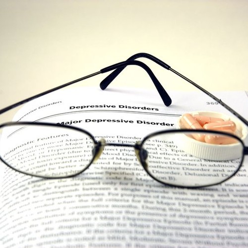 Auf einem Buch liegt eine Brille