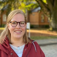 Janine Engelke lächelt freundlich in die Kamera Janine Engelke lächelt freundlich in die Kamera