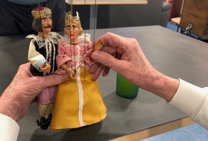 Eine Bewohnerin "erkundet" die Marionetten mit ihren Händen