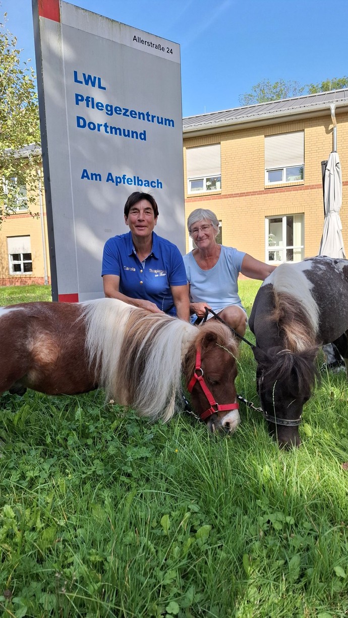 Reitlehrerin Carola Weidemann mit Sozialarbeiterin Petra Schneider und zwei Therapy-Ponys.